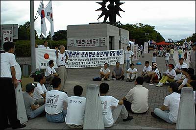 안티조선과 경기민언련 회원들이 15일 독립기념관 앞에서 '조선일보 윤전기 철거요구 시위'를 벌였다. 